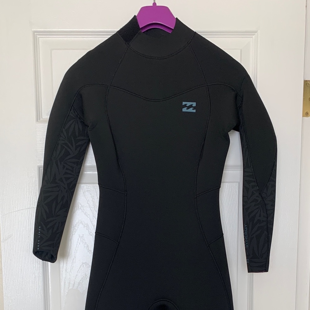 Womens size 6 Billabong wetsuit, 4mm
